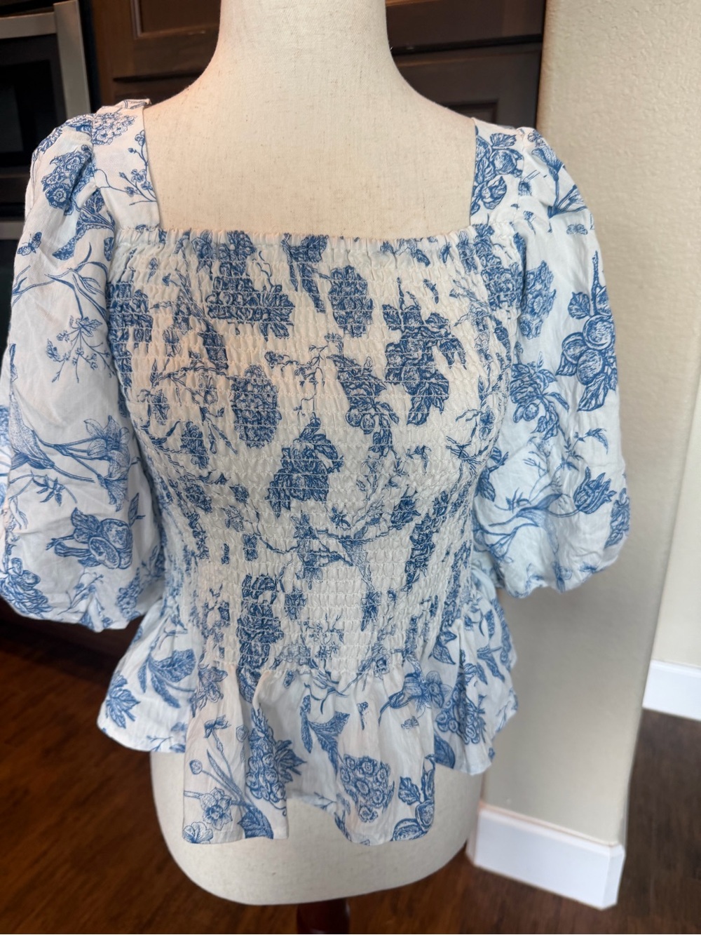 THML Blue & White Floral Toile Smocked Peplum Blouse Puff Sleeve XS